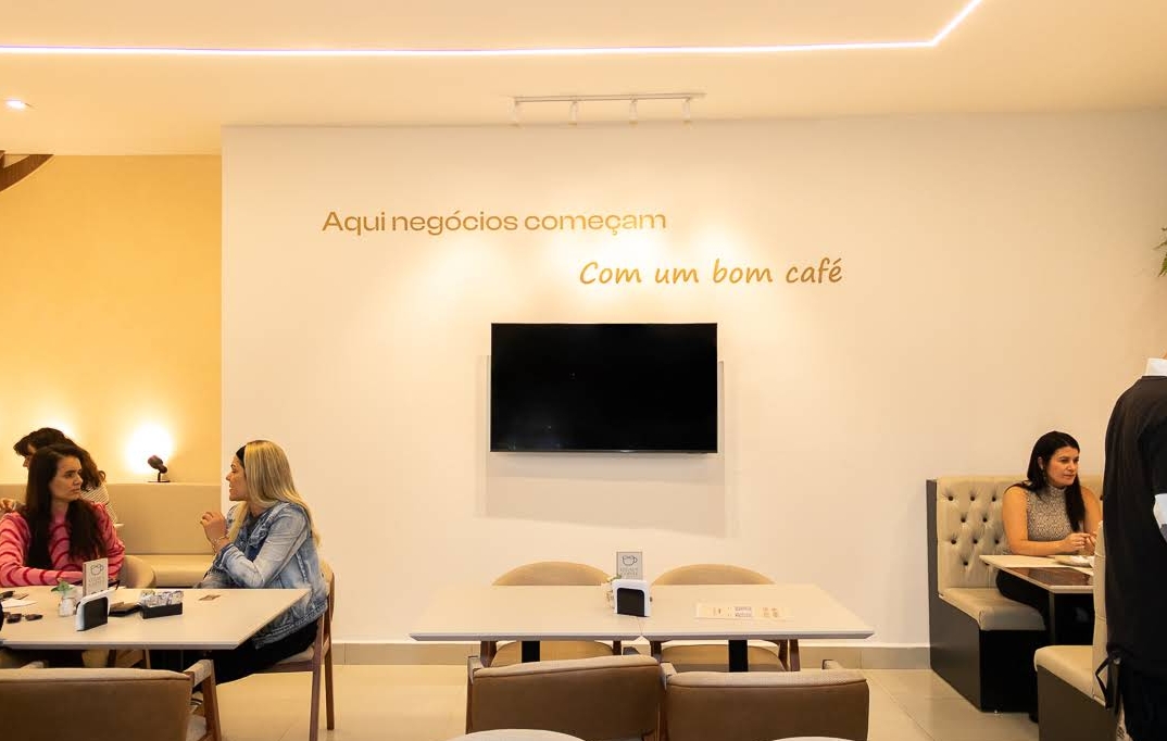 Ambiente Legacy Coffee com frase de parede
