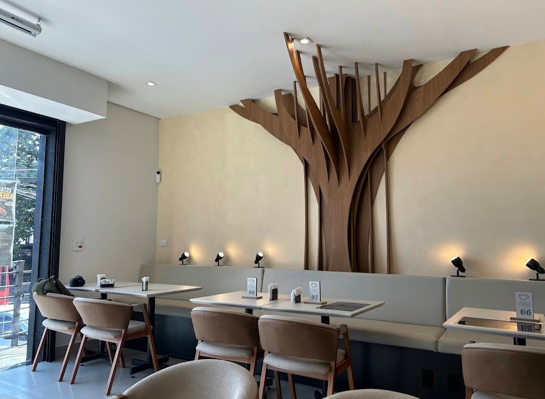 Painel de árvore em madeira, ícone da Legacy Coffee Taquaral