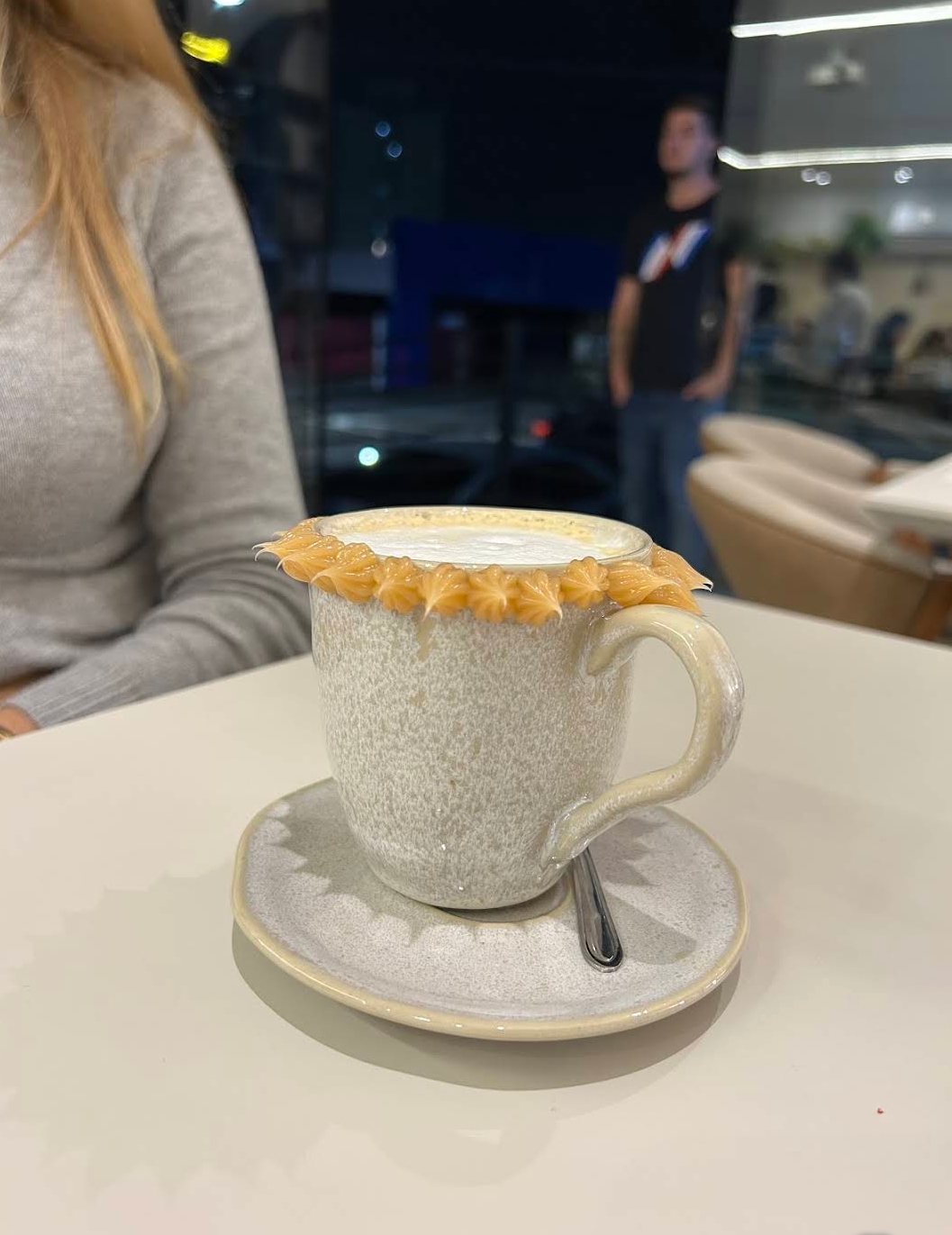 Cappuccino autoral servido na Legacy