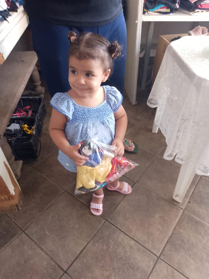 Ação de entrega de doações da ONG Levando Amor e Esperança