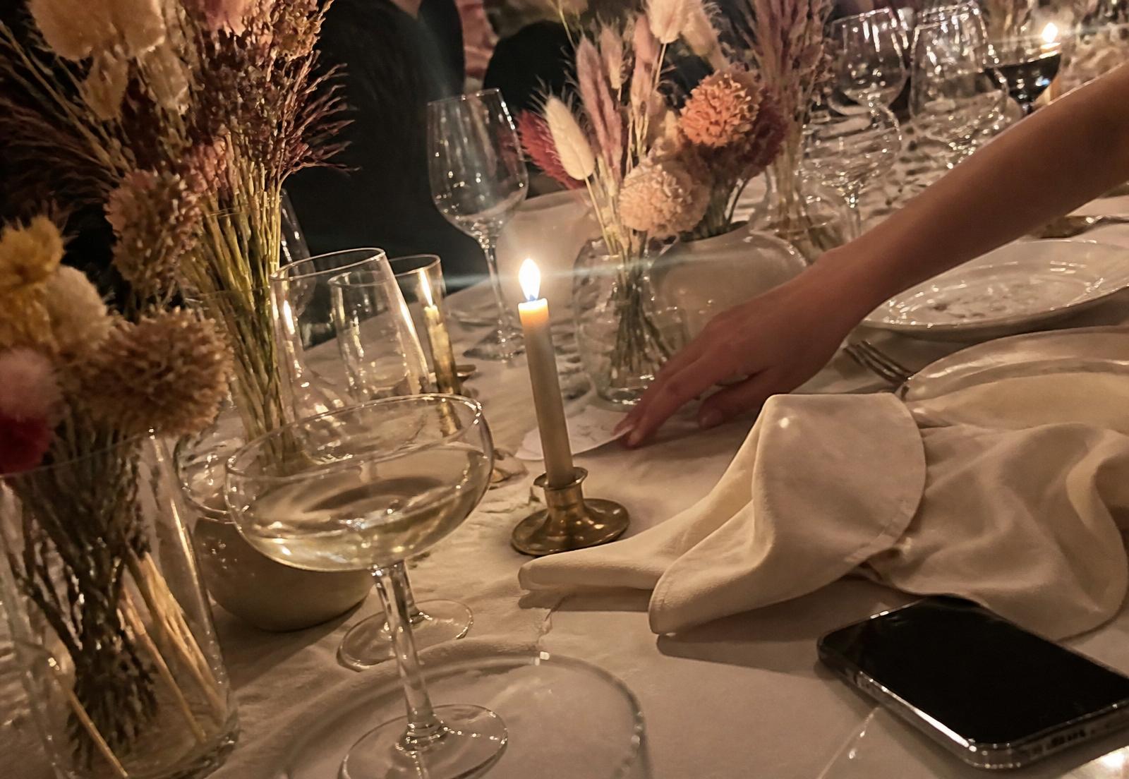 Mesa de evento sofisticado com velas, taças e florais